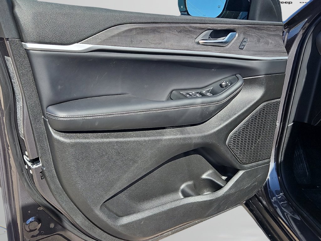 New 2025 Baltic Gray Metallic Clear-Coat Exterior Paint Jeep Limited image 29