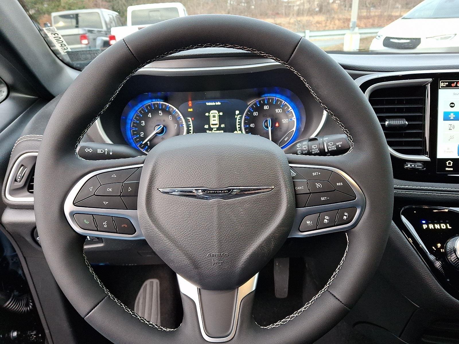New 2026 Diamond Black Crystal Pearl-Coat Exterior Paint Chrysler Select image 14