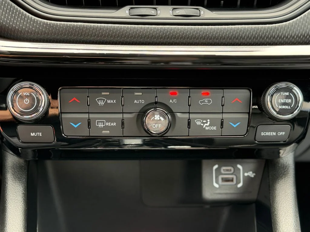 Used 2025 Silver Jeep Limited image 17