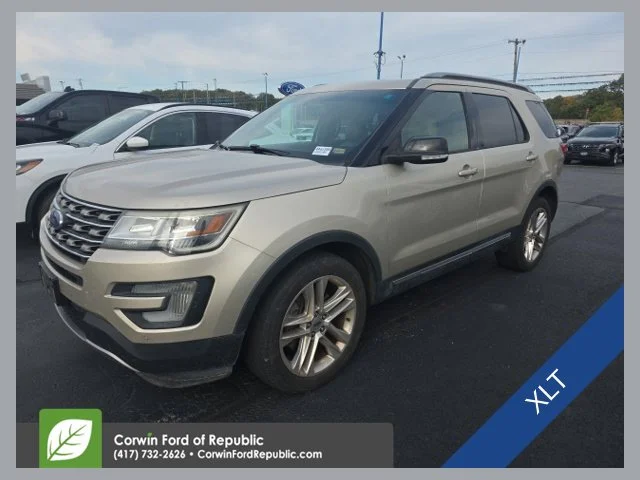 Used 2017 White Gold Metallic Ford XLT image 1