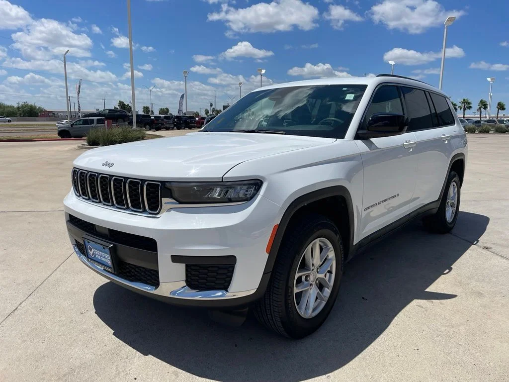 Used 2024 White Jeep Laredo image 3