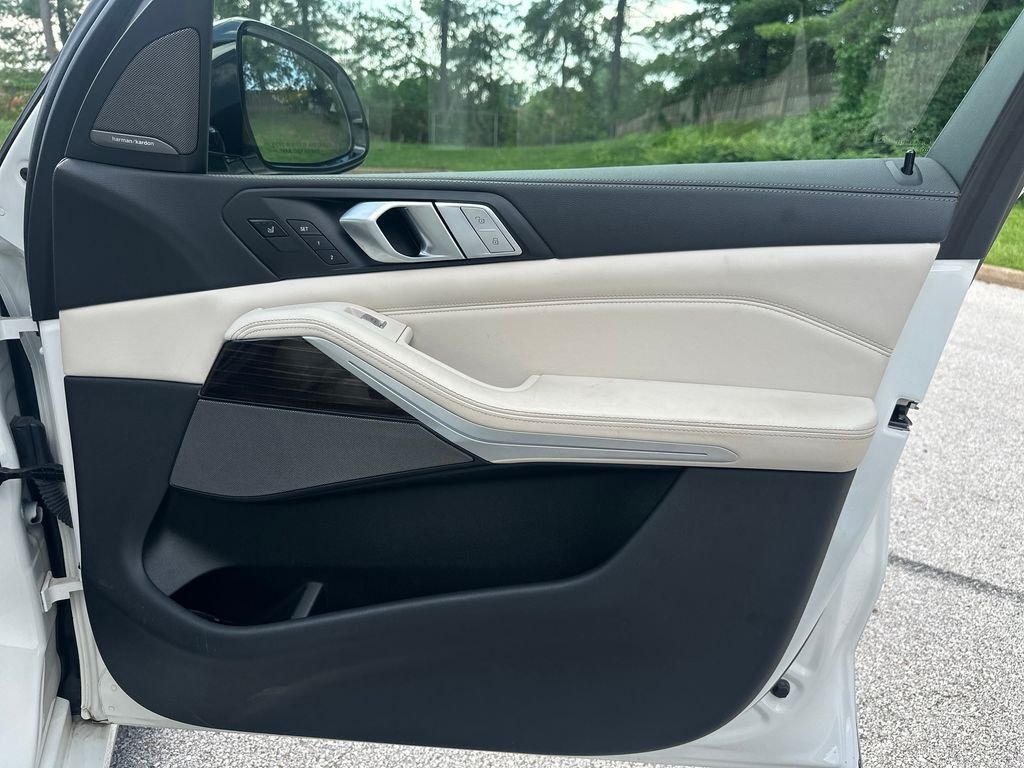 Used 2021 White BMW xDrive40i image 43