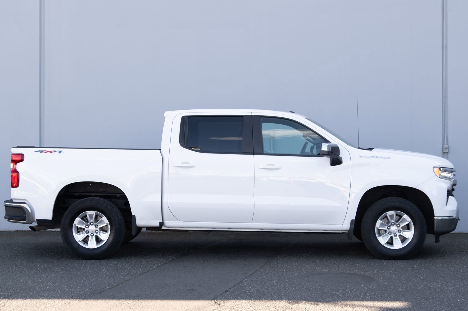 Used 2024 Summit White Chevrolet LT image 26