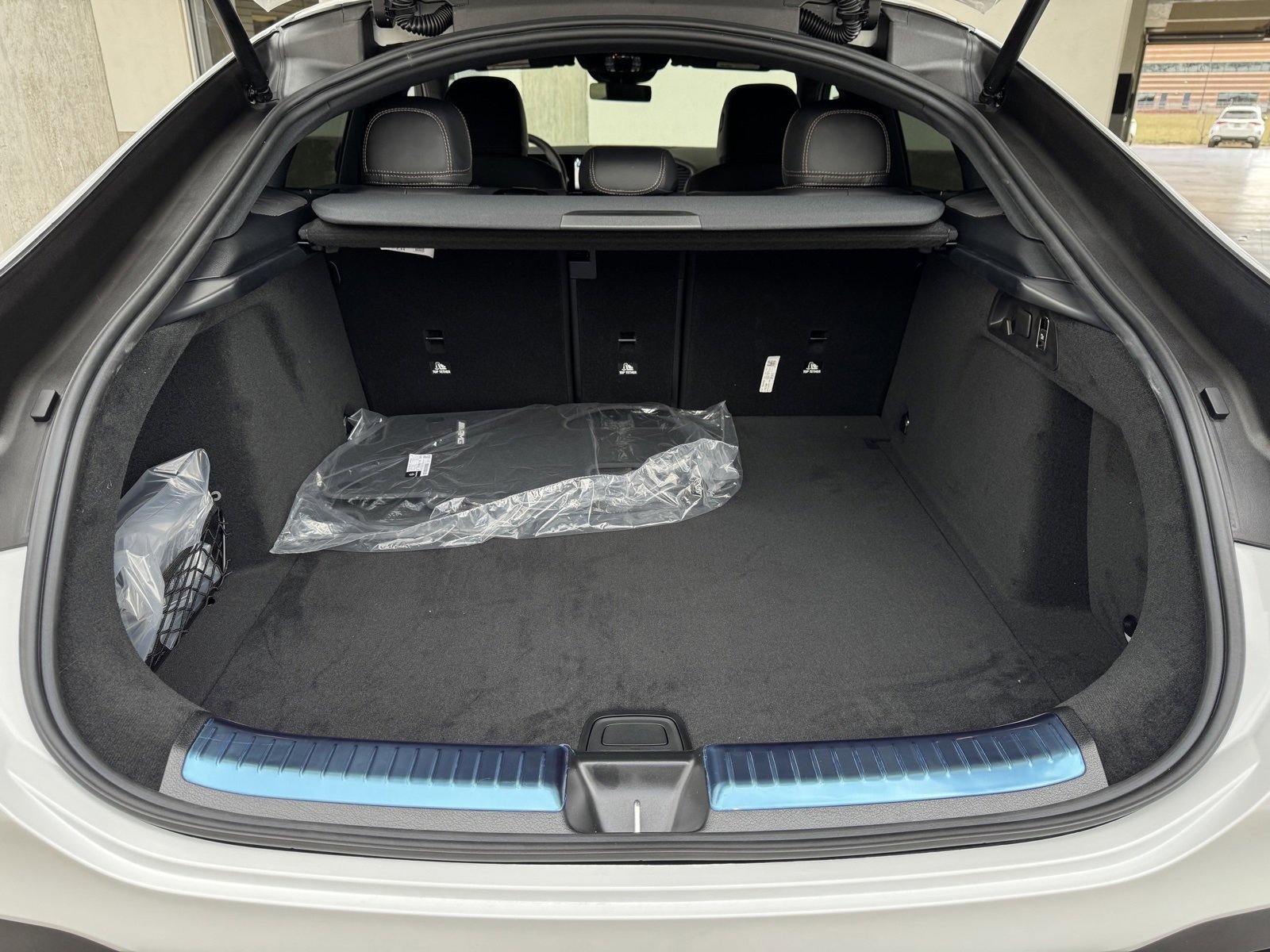 New 2026 MANUFAKTUR Moonlight White Metallic Mercedes-Benz AMG® GLE 53 4MATIC+ Coupe image 45