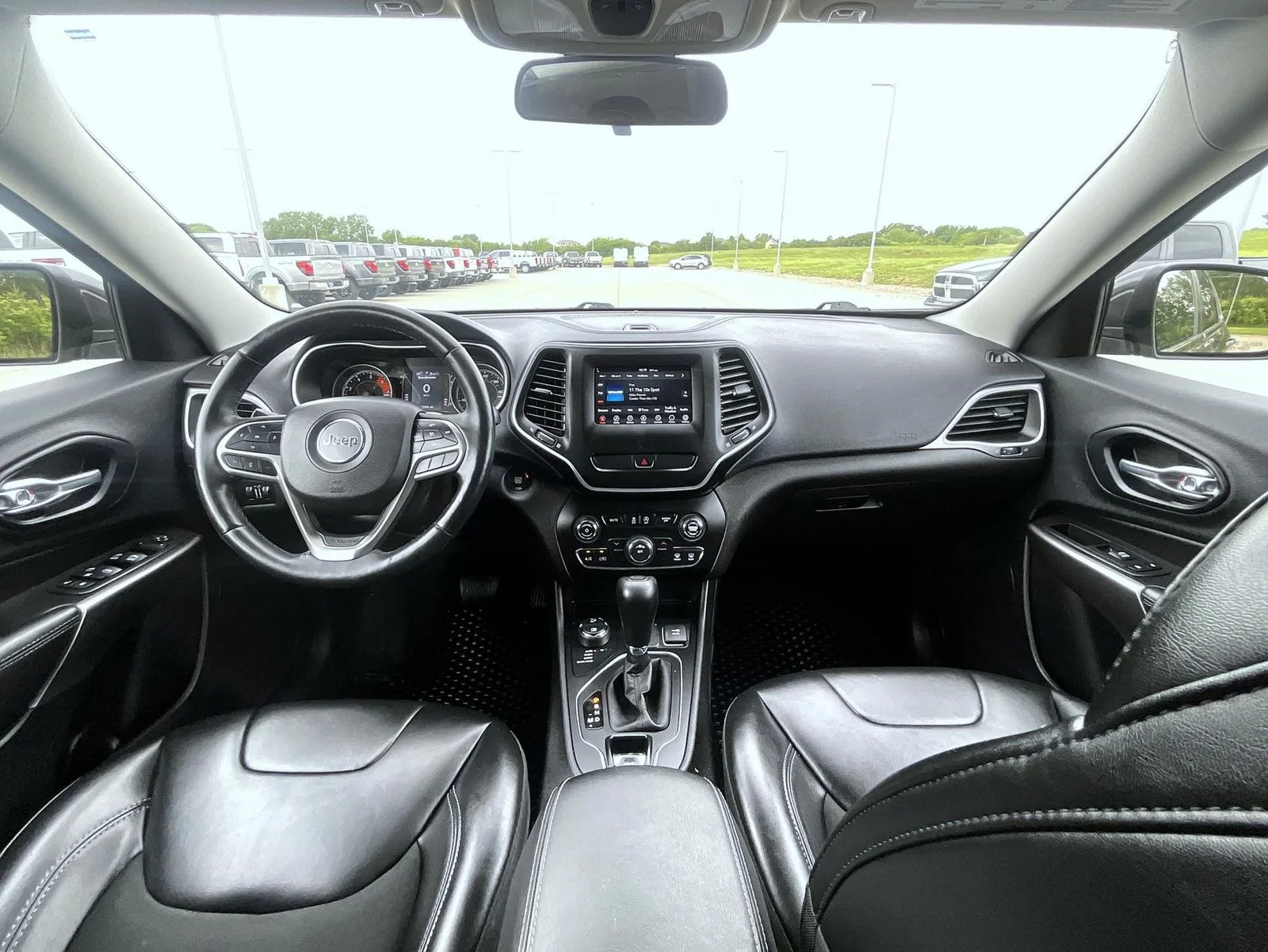 Used 2019 Gray Jeep Latitude Plus image 13