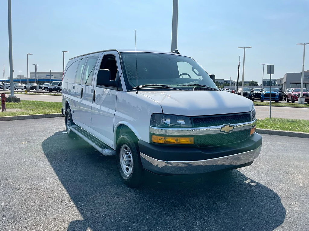 Used 2025 Summit White Chevrolet 2500 image 31