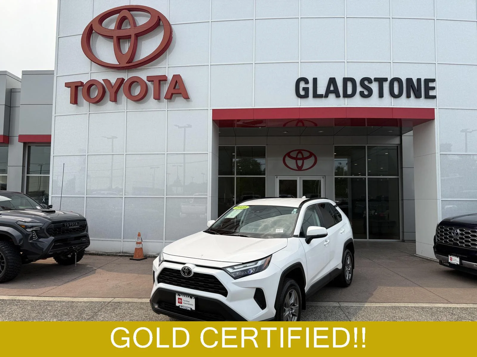 Used 2023 Ice Cap Toyota XLE image 1
