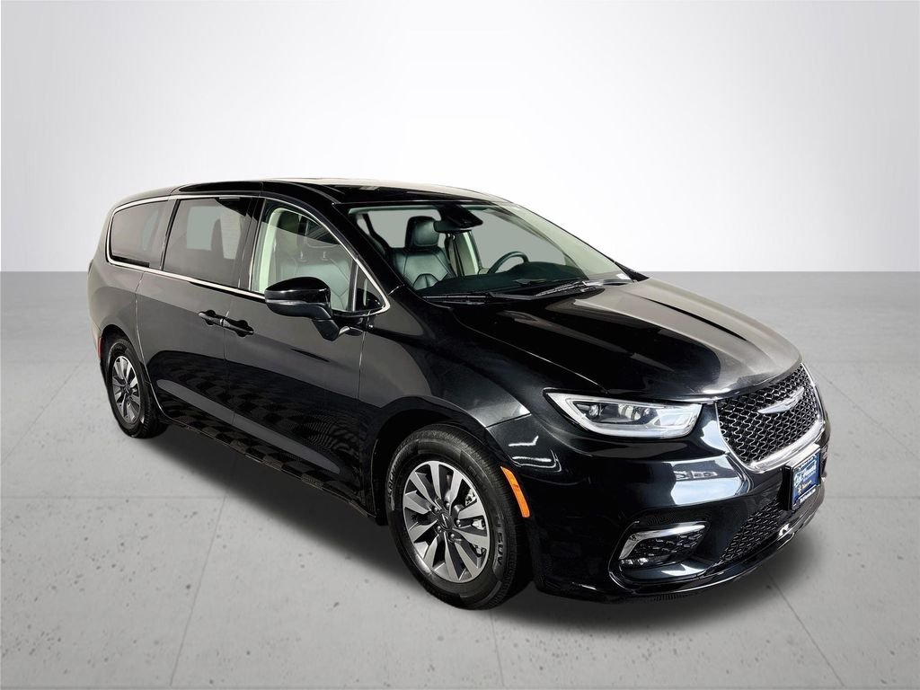 Used 2023 Brilliant Black Crystal Pearlcoat Chrysler Touring L image 4