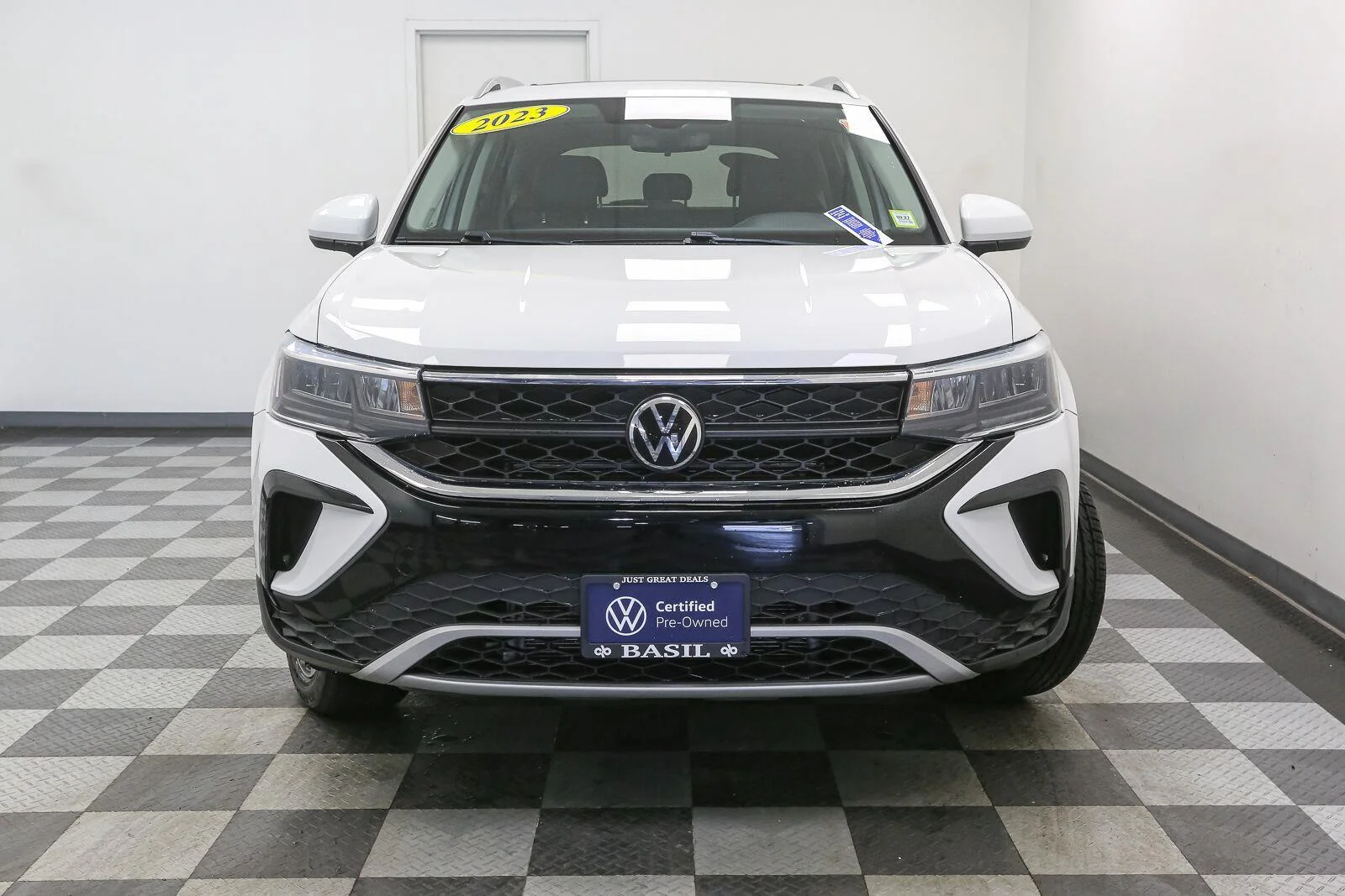 Used 2023 Pure White Volkswagen SE image 4