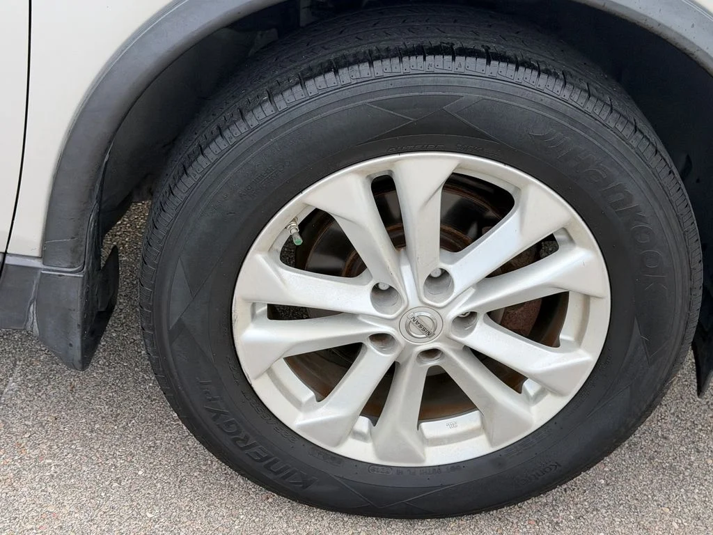 Used 2014 Silver Nissan SV image 19