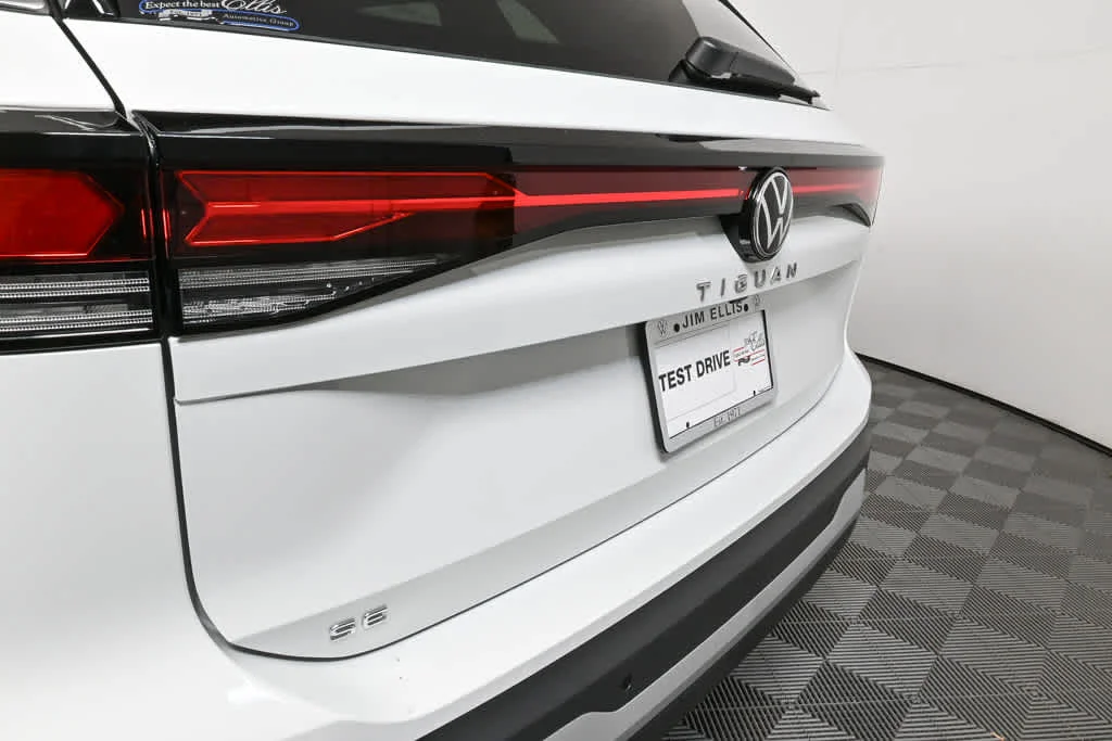 New 2026 Pure White Volkswagen SE image 30