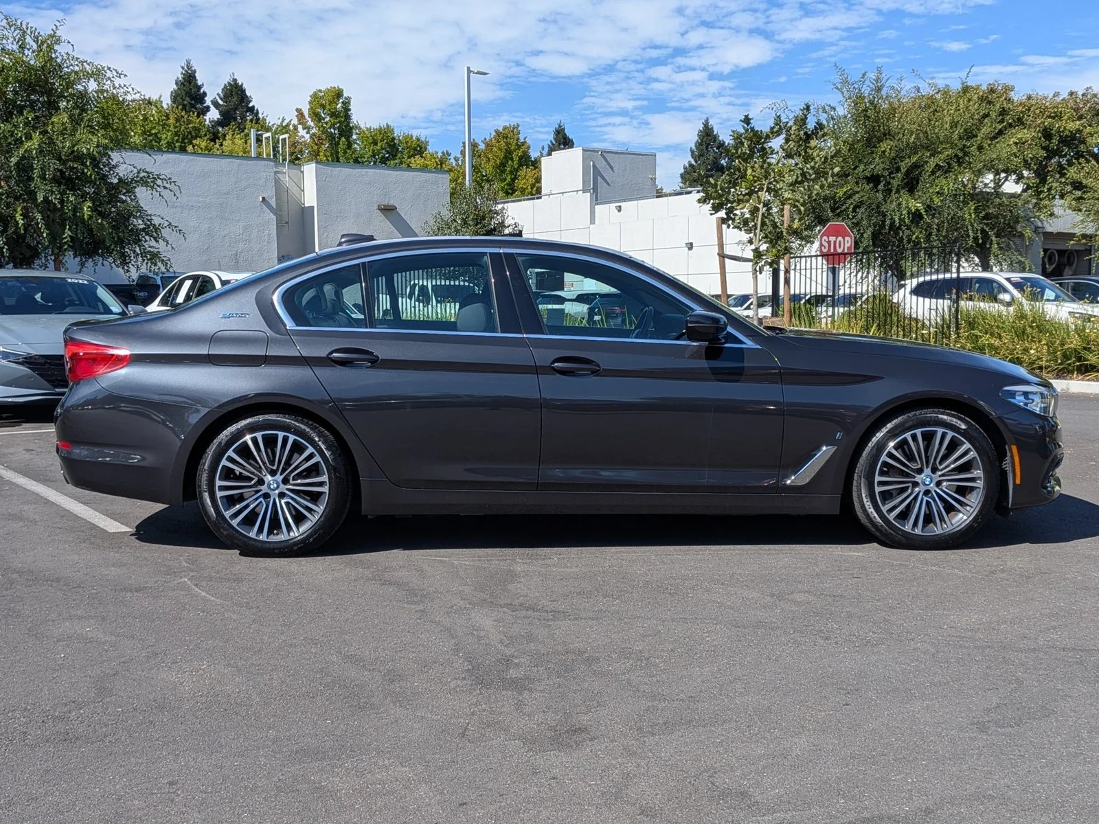 Used 2019 Dark Graphite Metallic BMW 530e iPerformance image 4