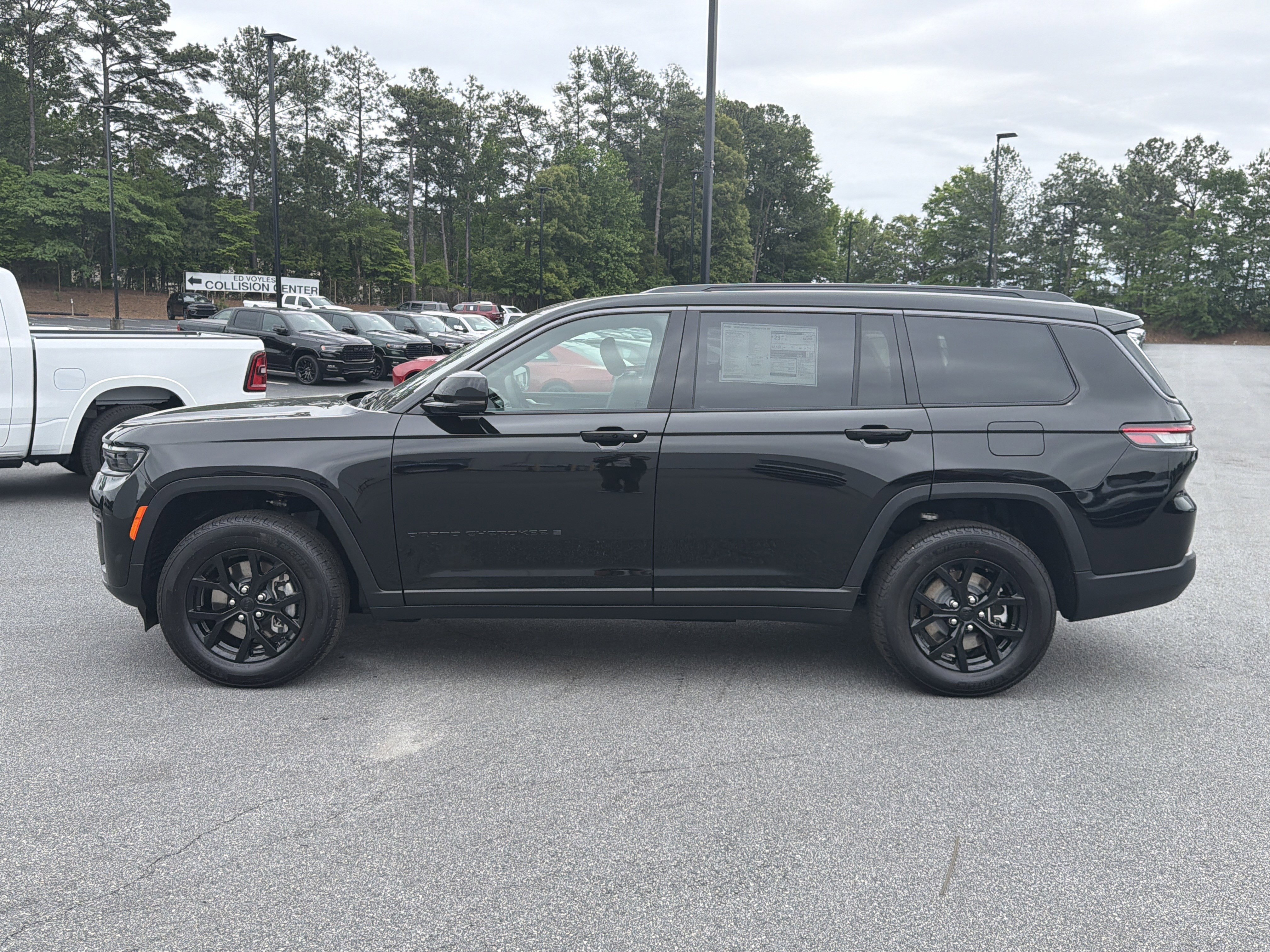 New 2026 Diamond Black Crystal Pearl-Coat Exterior Paint Jeep Altitude image 4