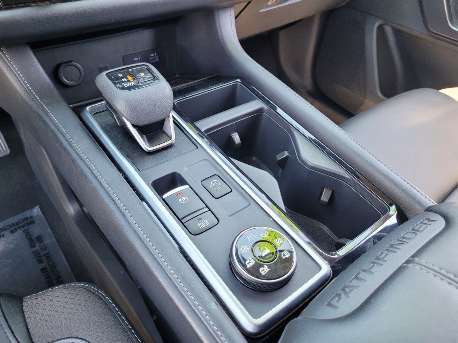 2025 Nissan Pathfinder SL - Photo 22