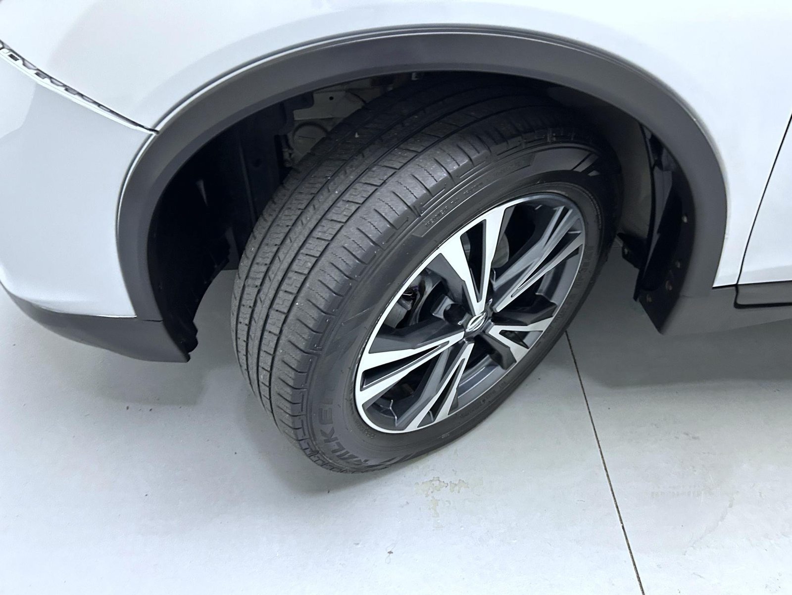 Used 2018 Brilliant Silver Nissan SL image 23