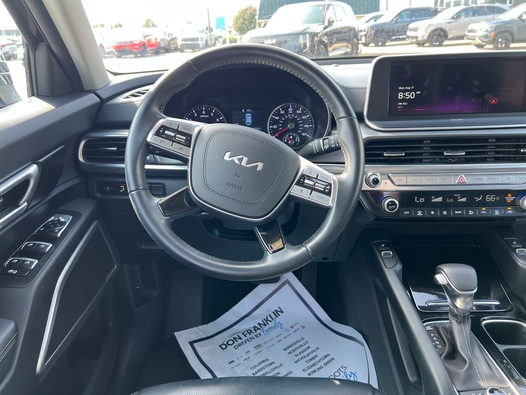 Used 2022 Black Kia S image 16