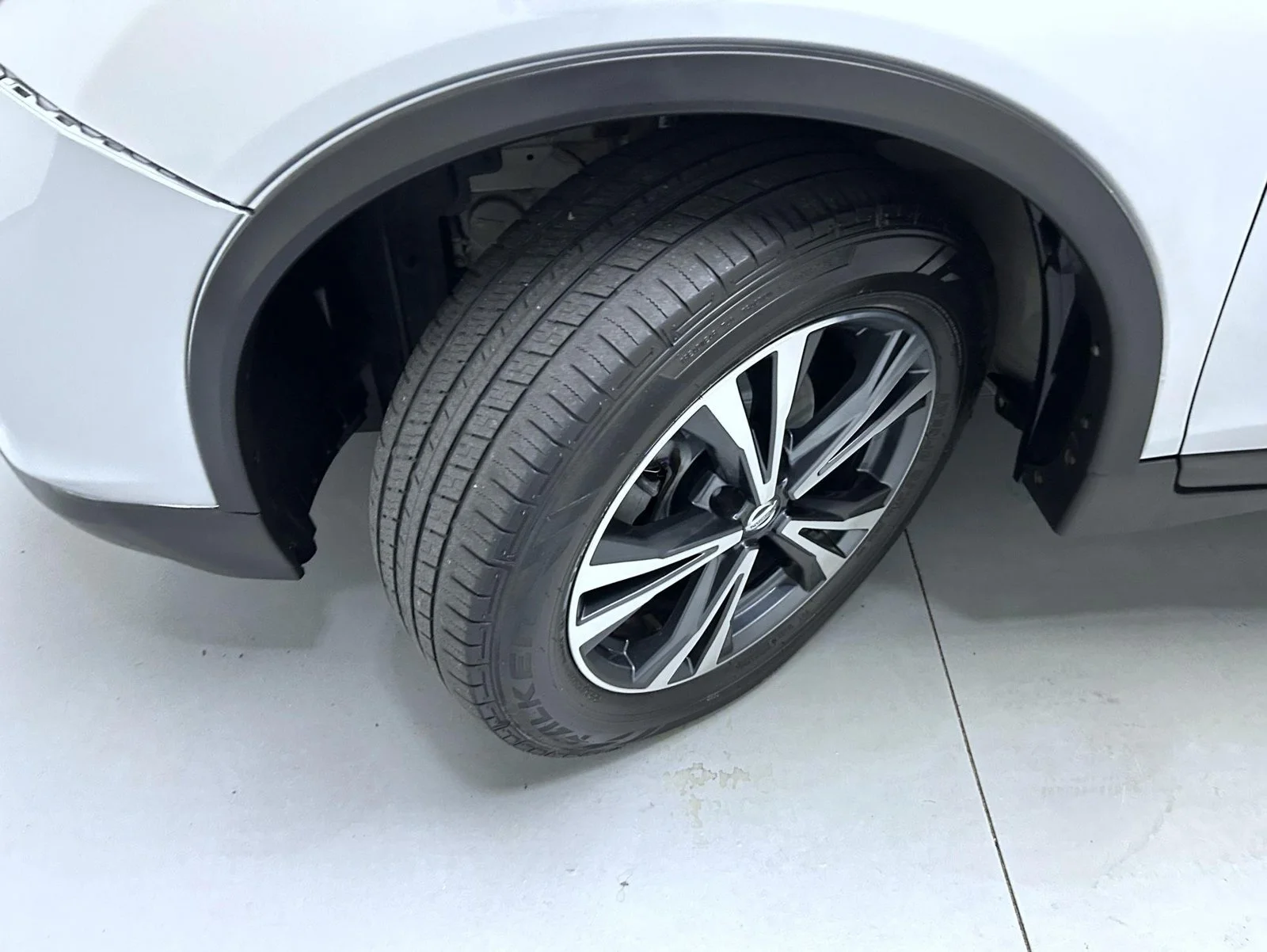 Used 2018 Silver Nissan SL image 23