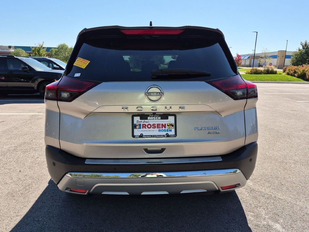 Used 2022 Gold Nissan Platinum image 6