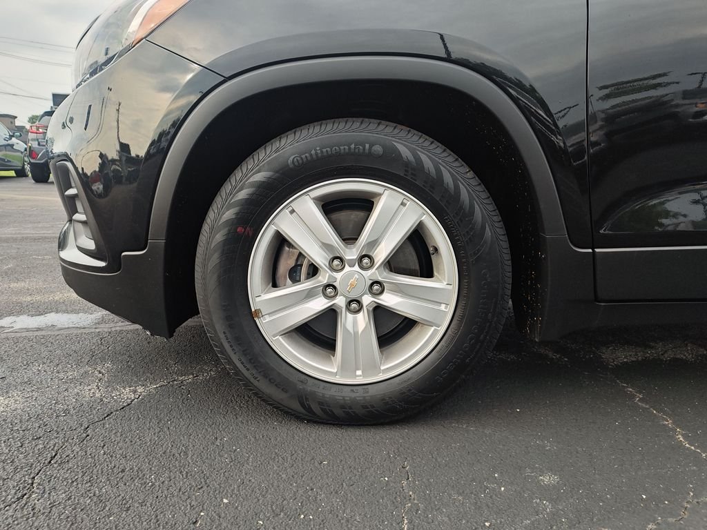 Used 2022 Black Chevrolet LS image 10