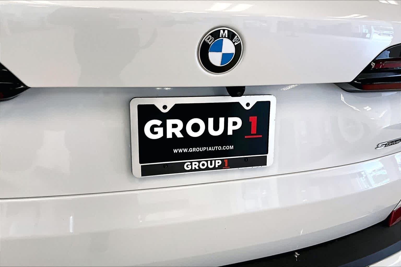 Used 2025 Mineral White Metallic BMW sDrive40i image 9