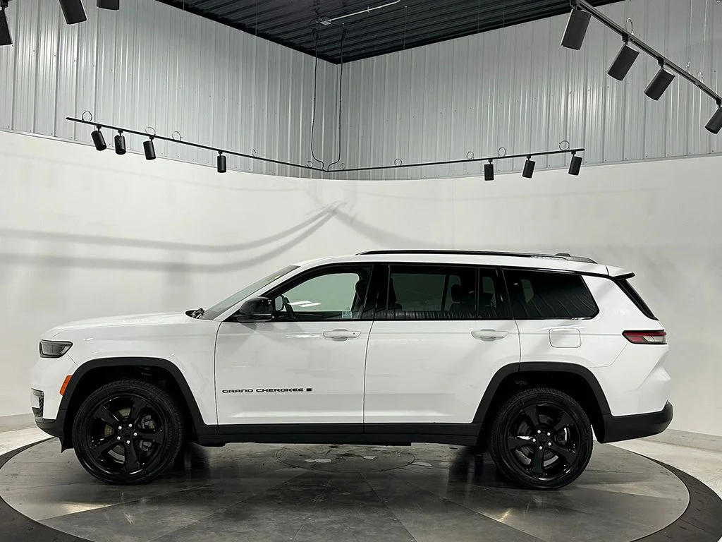 Used 2023 White Jeep Limited image 15