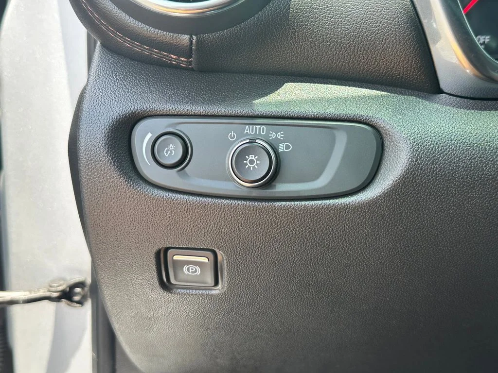 Used 2022 Silver Chevrolet Premier image 18