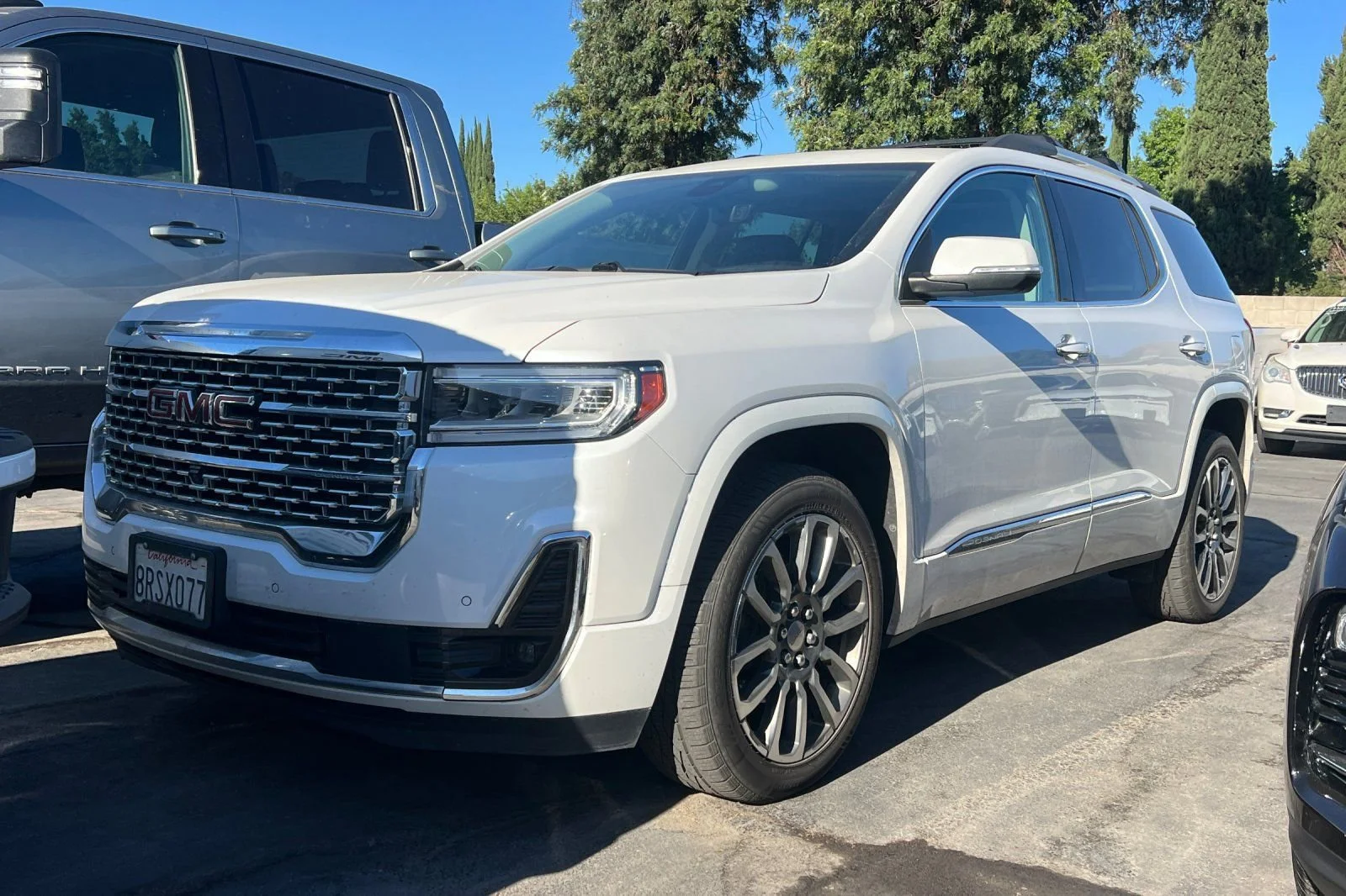 Used 2020 WHITE FROST TRICOAT GMC Denali image 2