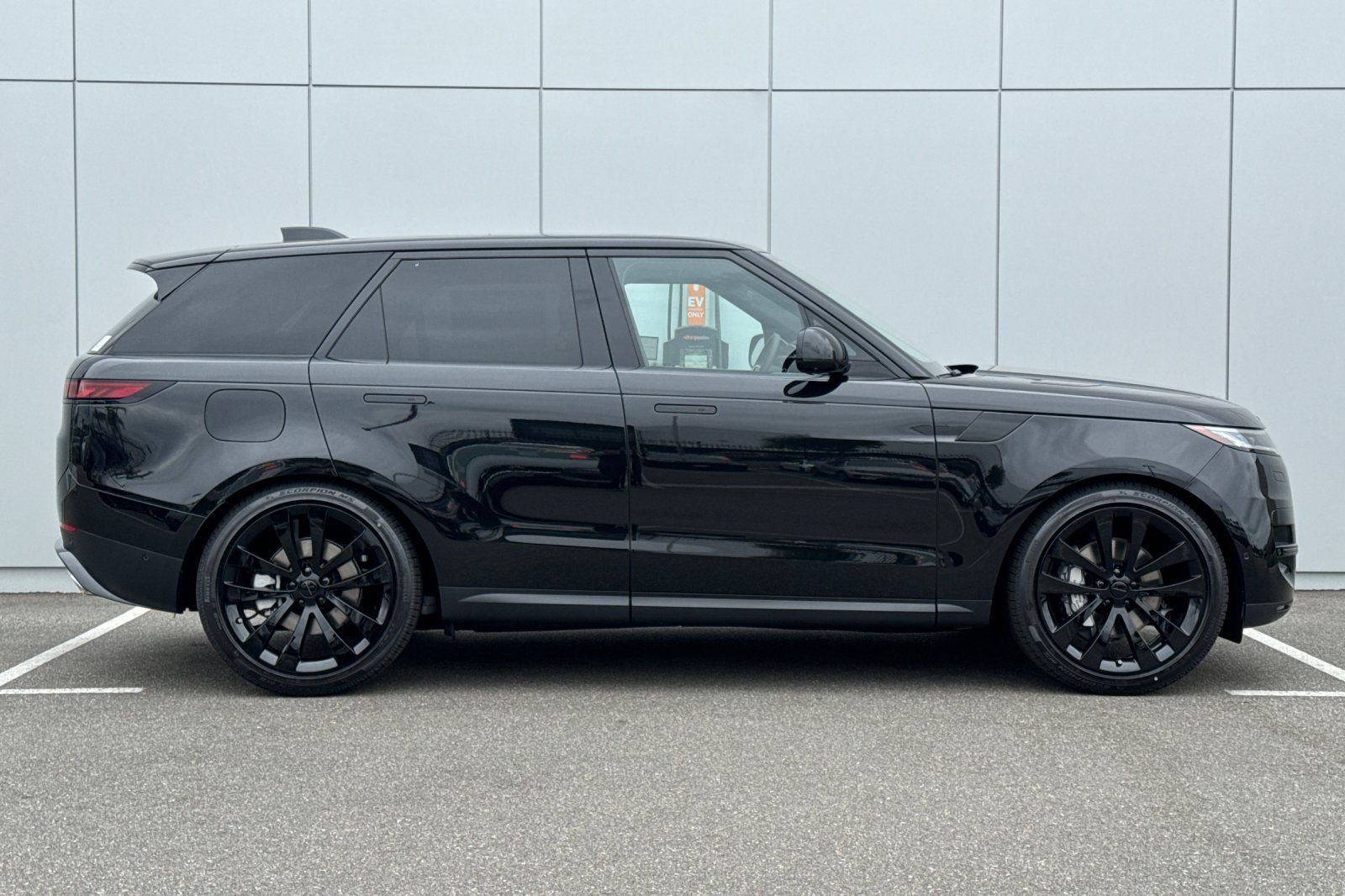 New 2026 Santorini Black Land Rover SE image 6