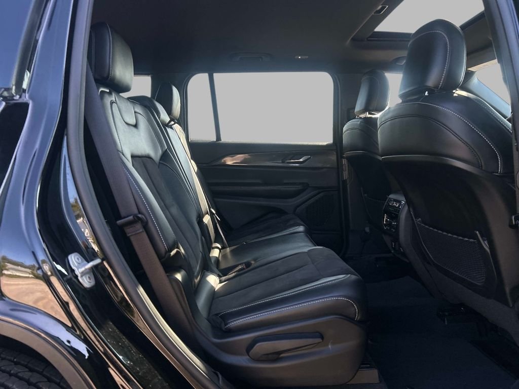 Used 2023 Black Jeep Altitude image 17