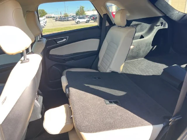 Used 2022 Red Ford SEL image 38