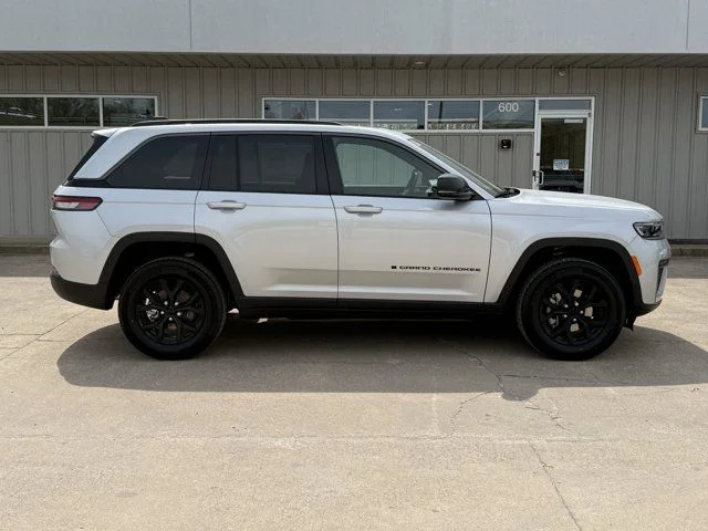 New 2026 Silver Zynith Exterior Paint Jeep Altitude image 2