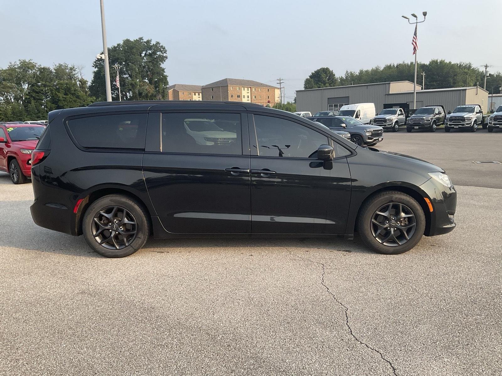 Used 2019 Brilliant Black Crystal Pearlcoat Chrysler Touring L Plus image 5