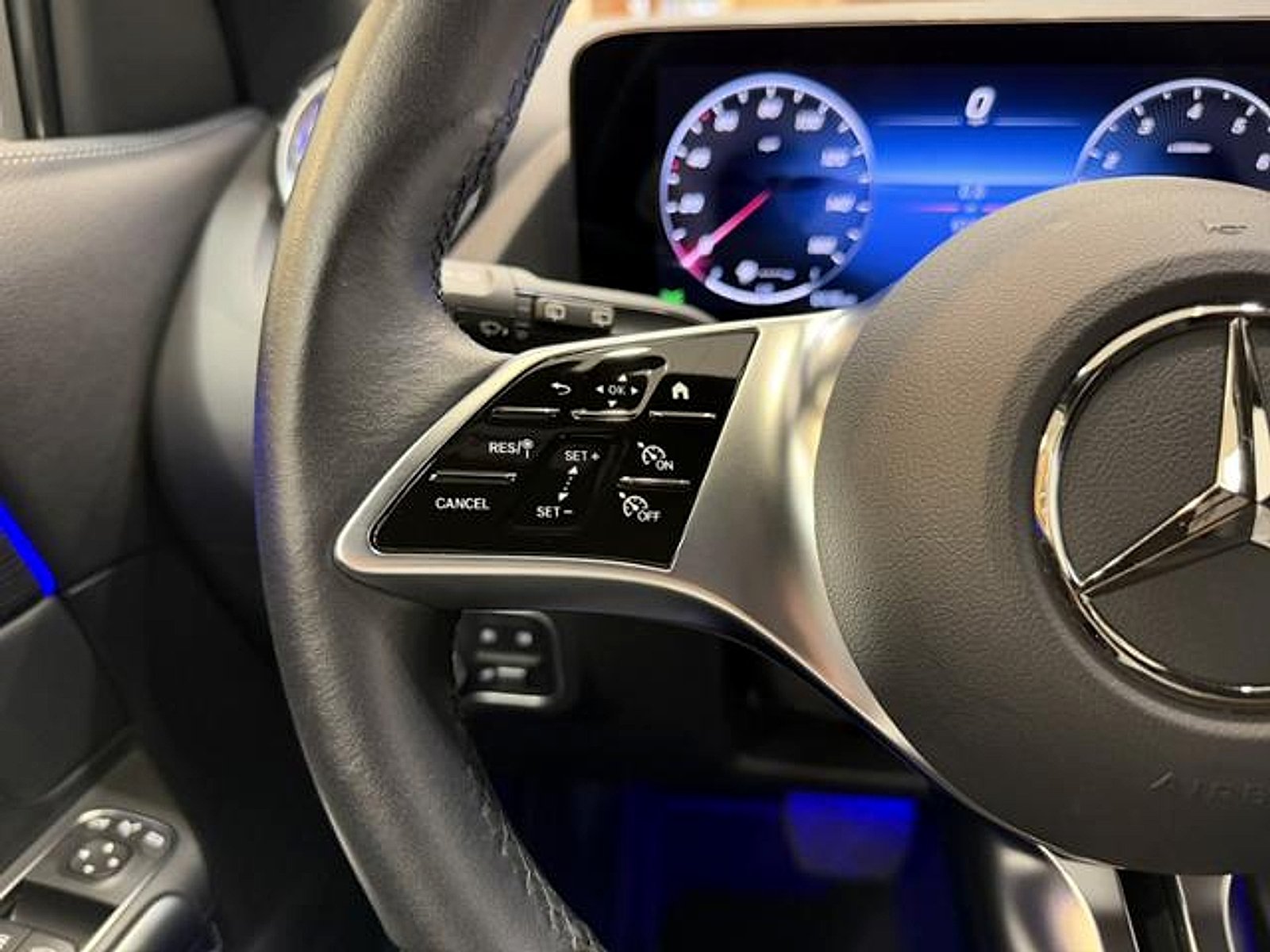 Certified Used 2025 Cirrus Silver Metallic Mercedes-Benz 4MATIC® image 17