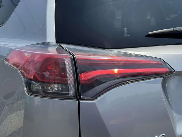 Used 2018 Silver Toyota XLE image 13