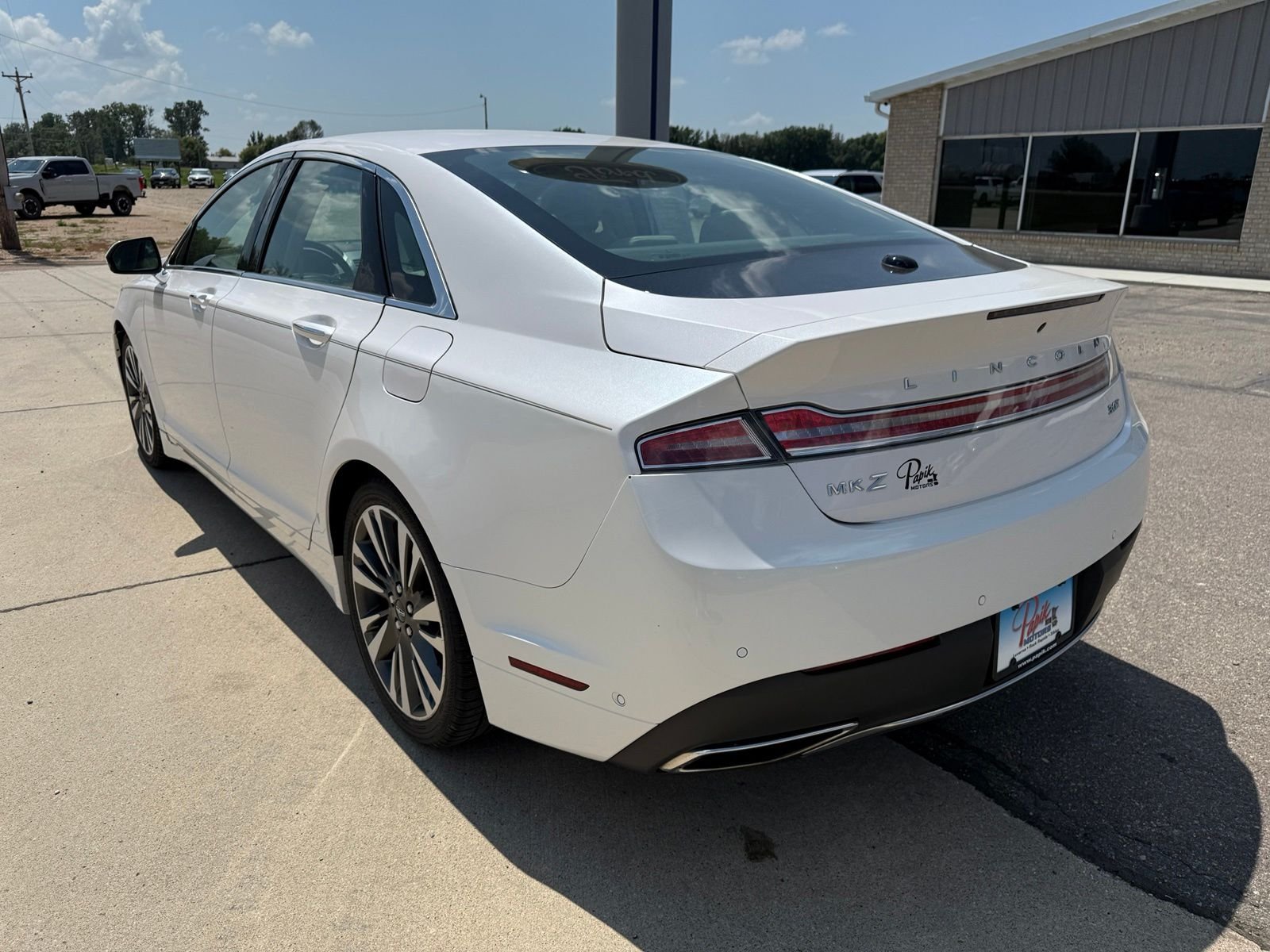 Used 2017 White Platinum Clearcoat Metallic Lincoln Reserve image 5