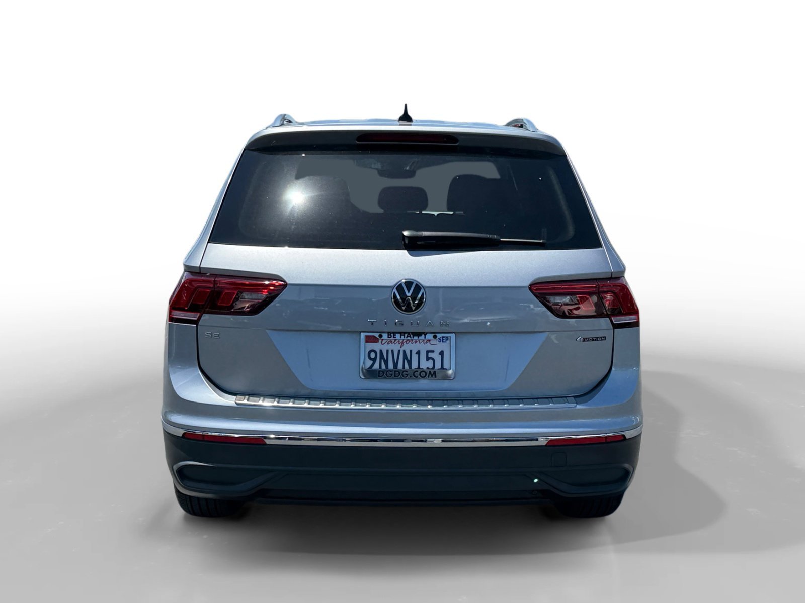 Certified Used 2024 Pyrite Silver Metallic Volkswagen SE image 4