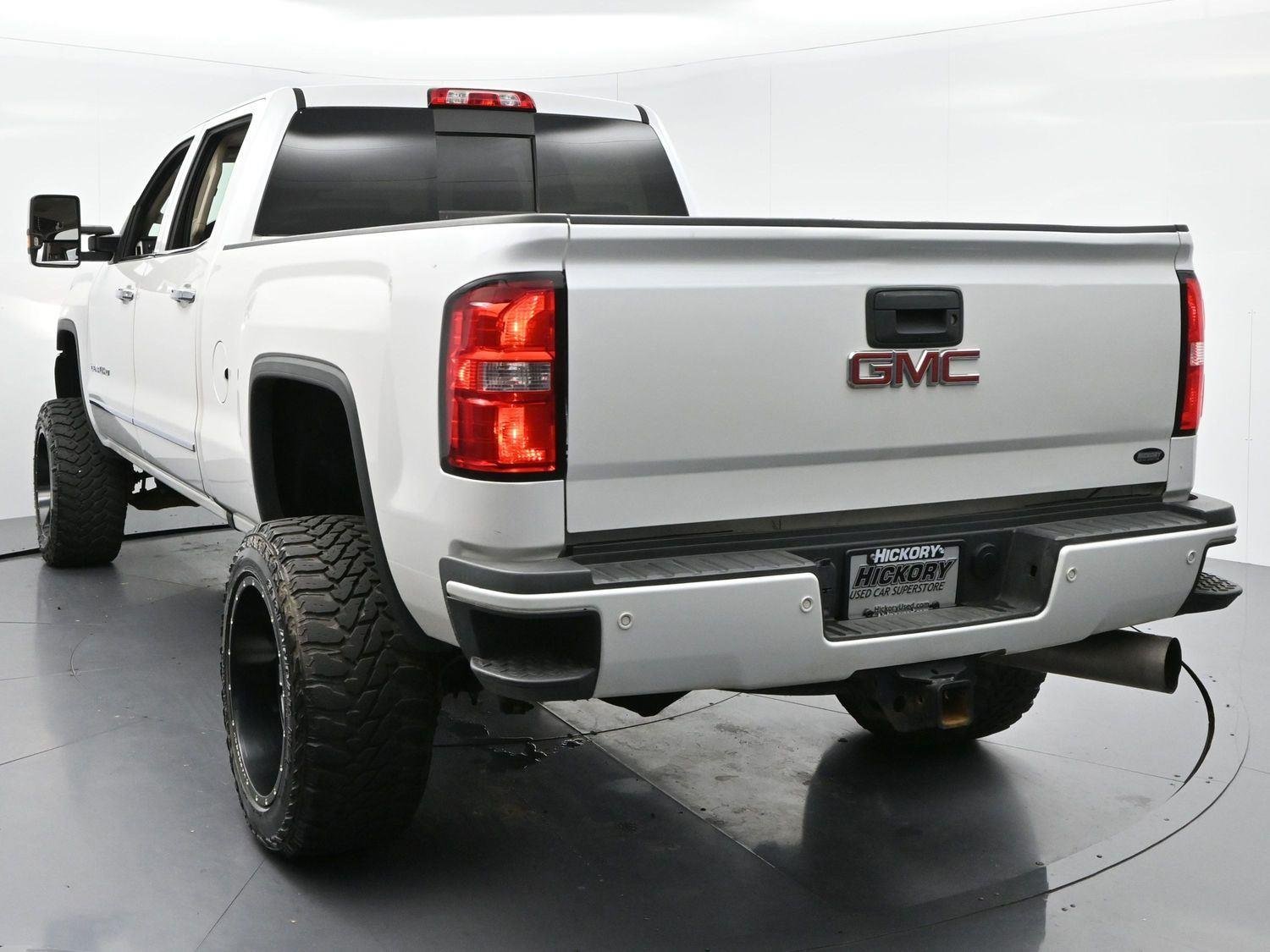 Used 2019 White Frost Tricoat GMC Denali image 6