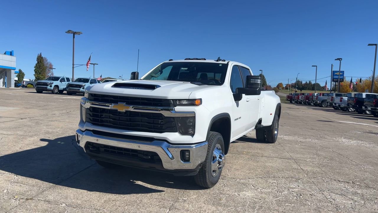 2026 Chevrolet Silverado 3500HD LT photo 3