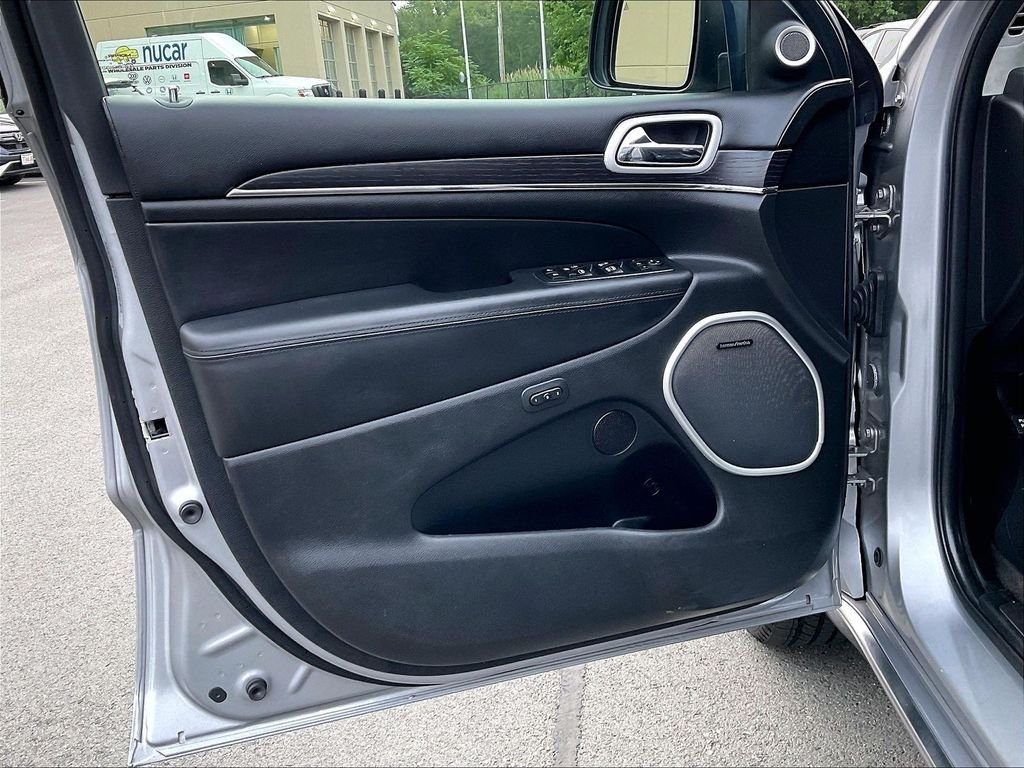 Used 2018 Billet Silver Metallic Clearcoat Jeep Summit image 9