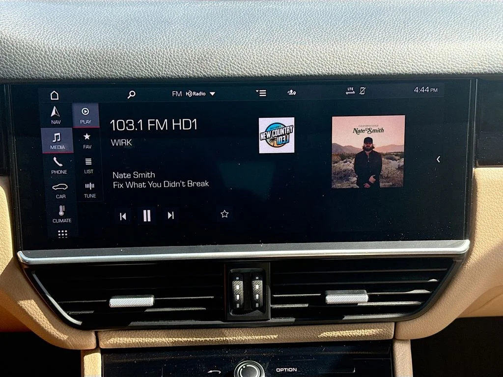 Used 2021  Porsche Base image 16