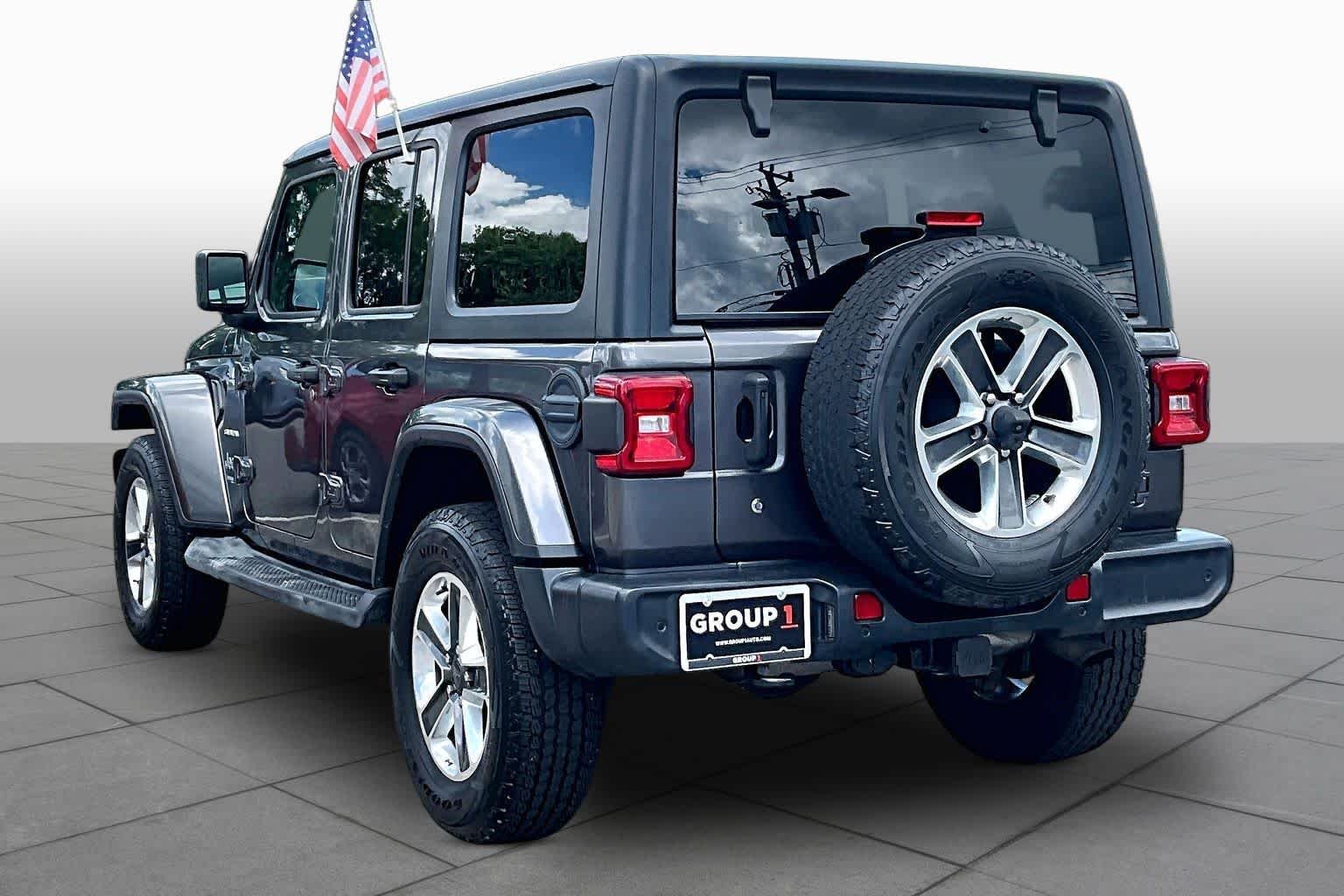 Used 2018 Granite Crystal Metallic Clearcoat Jeep Sahara image 11
