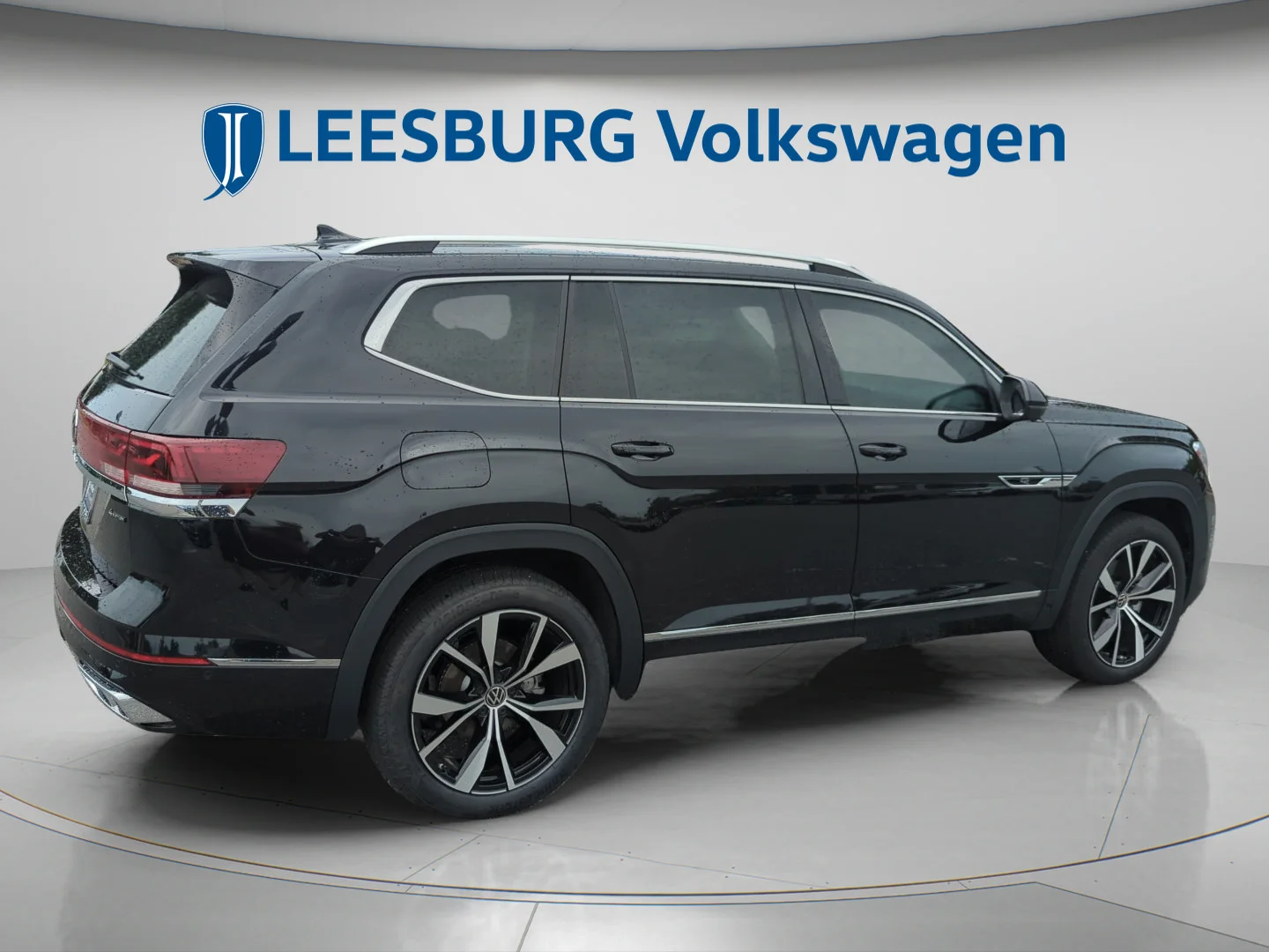 Used 2026 Deep Black Volkswagen 2.0T SEL Premium R-Line image 4