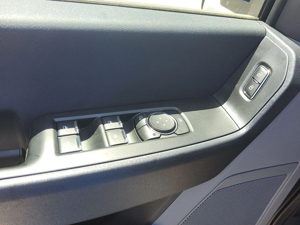 New 2026 Oxford White Ford XL image 6