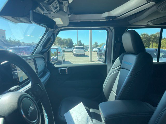 Used 2024 Silver Zynith Clearcoat Jeep Rubicon X image 9