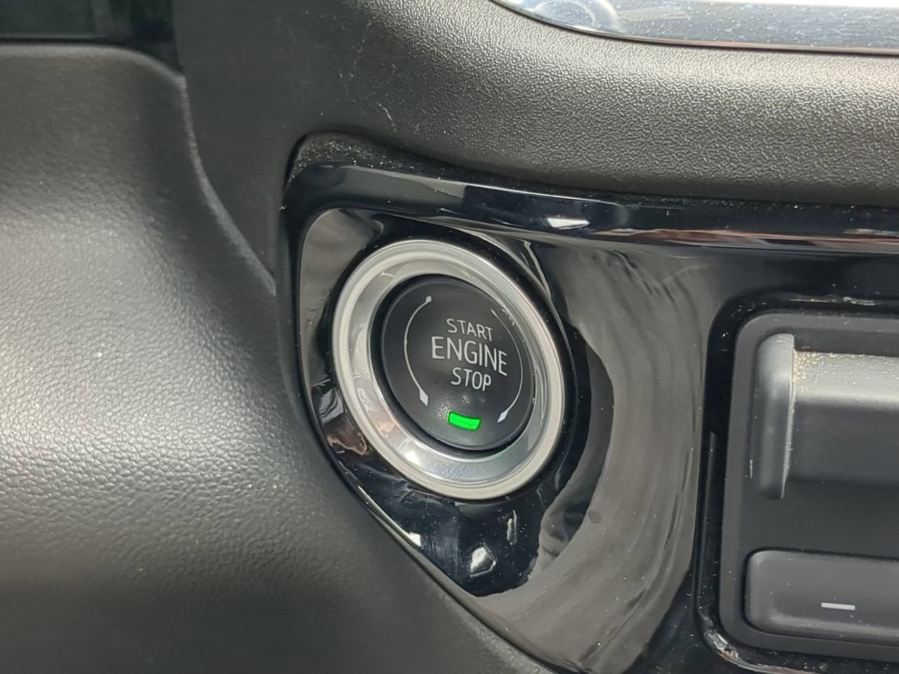 Used 2025 Sterling Metallic GMC SLT image 27