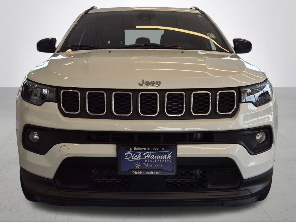 Used 2025 White Jeep Latitude image 3