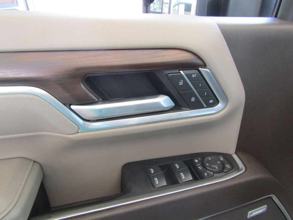 Used 2025 White GMC SLT image 29