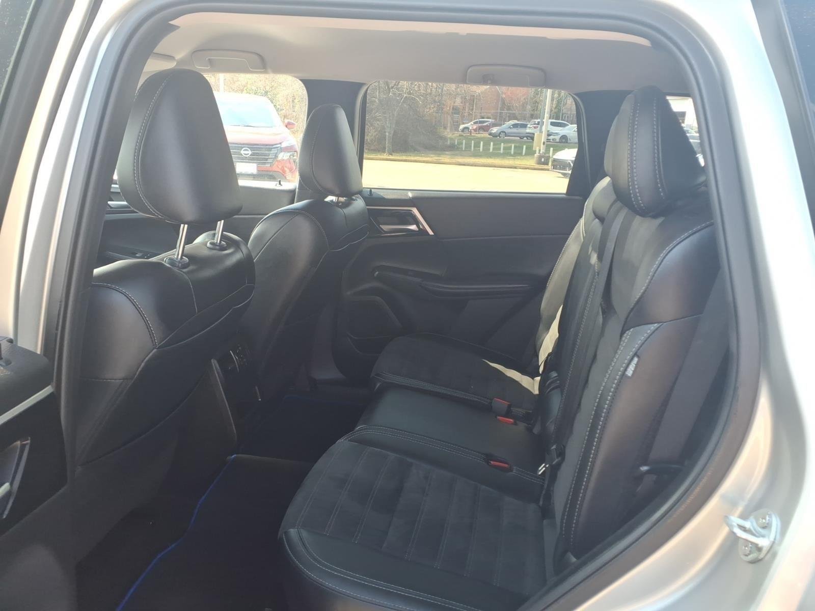 Used 2024 White Diamond/Black Roof Mitsubishi SE image 34