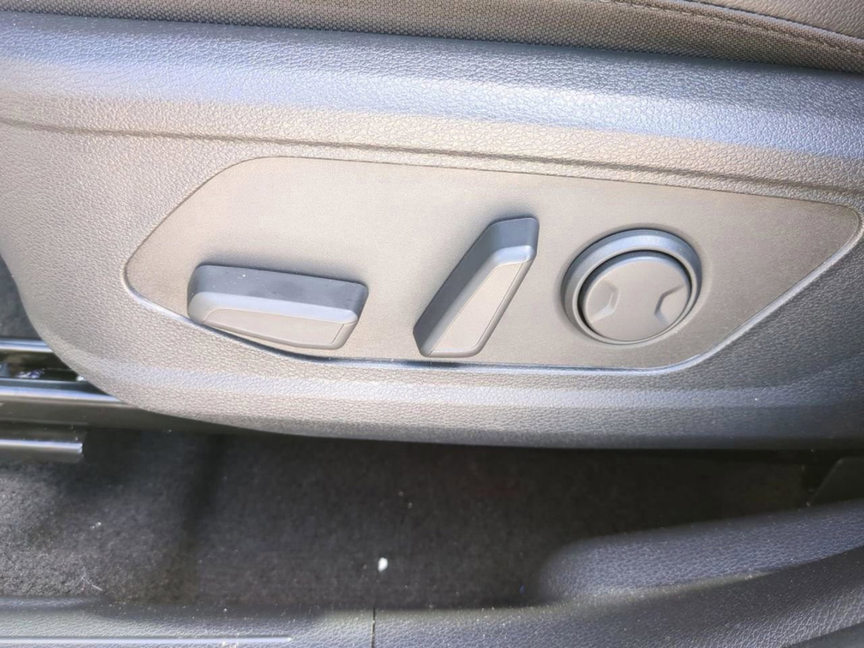 New 2026 Glacial White Pearl Kia EX image 23