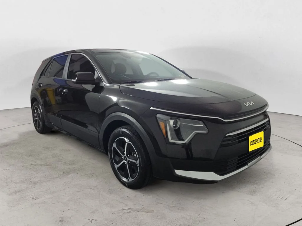 Used 2023 Black Kia LX image 7